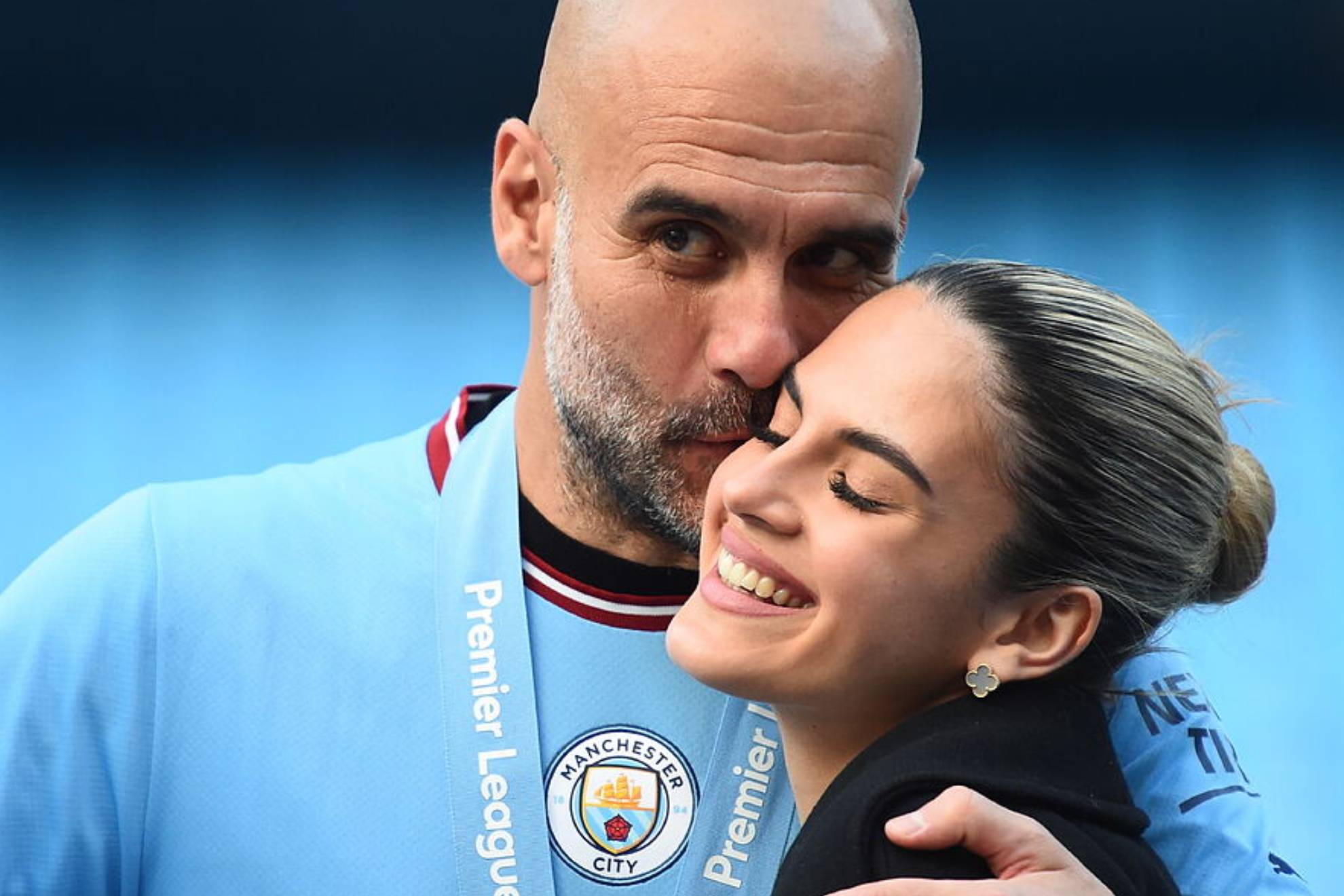 María Guardiola, hija del entrenador Pep Guardiola (Manchester City) y la empresaria Cristina Serra, explicó en una entrevista concedida en Vanity Fair que "me criaron para comprender el privilegio de mis circunstancias" y que "en muchos sentidos, mi familia y yo le debemos nuestra vida y oportunidades al fútbol y, por supuesto, al talento excepcional y la pasión de mi padre". La influencer confesó que "mi padre y yo bromeamos diciendo que heredé su cabezonería. Cuando nos proponemos algo, lo perseguimos con una visión de túnel hasta lograrlo. De mi madre, la confianza y el sentido de independencia".