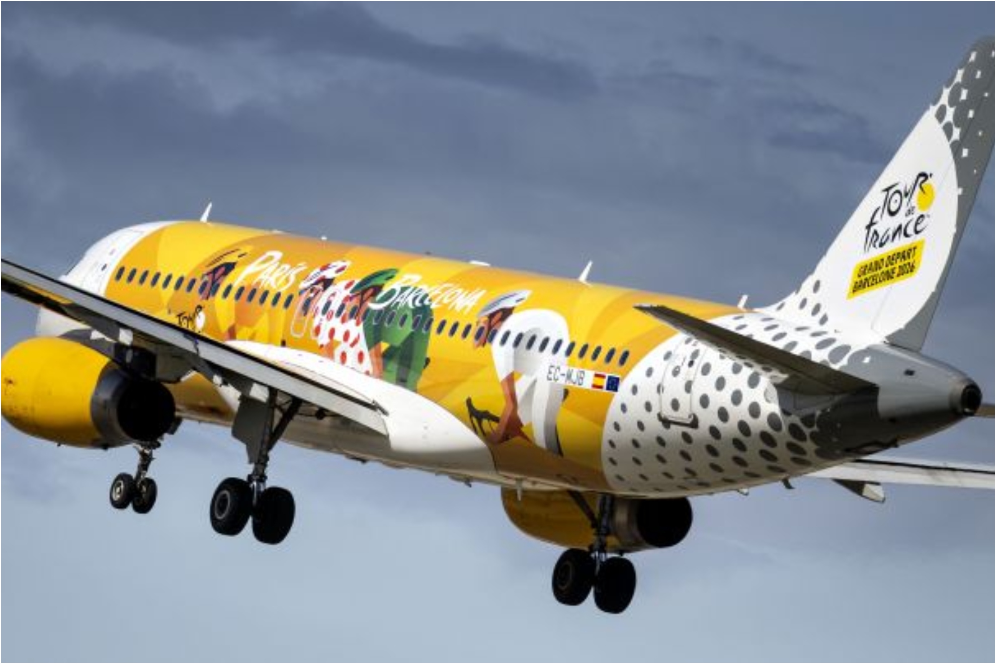 Un avión despega con publicidad del Tour de Francia.