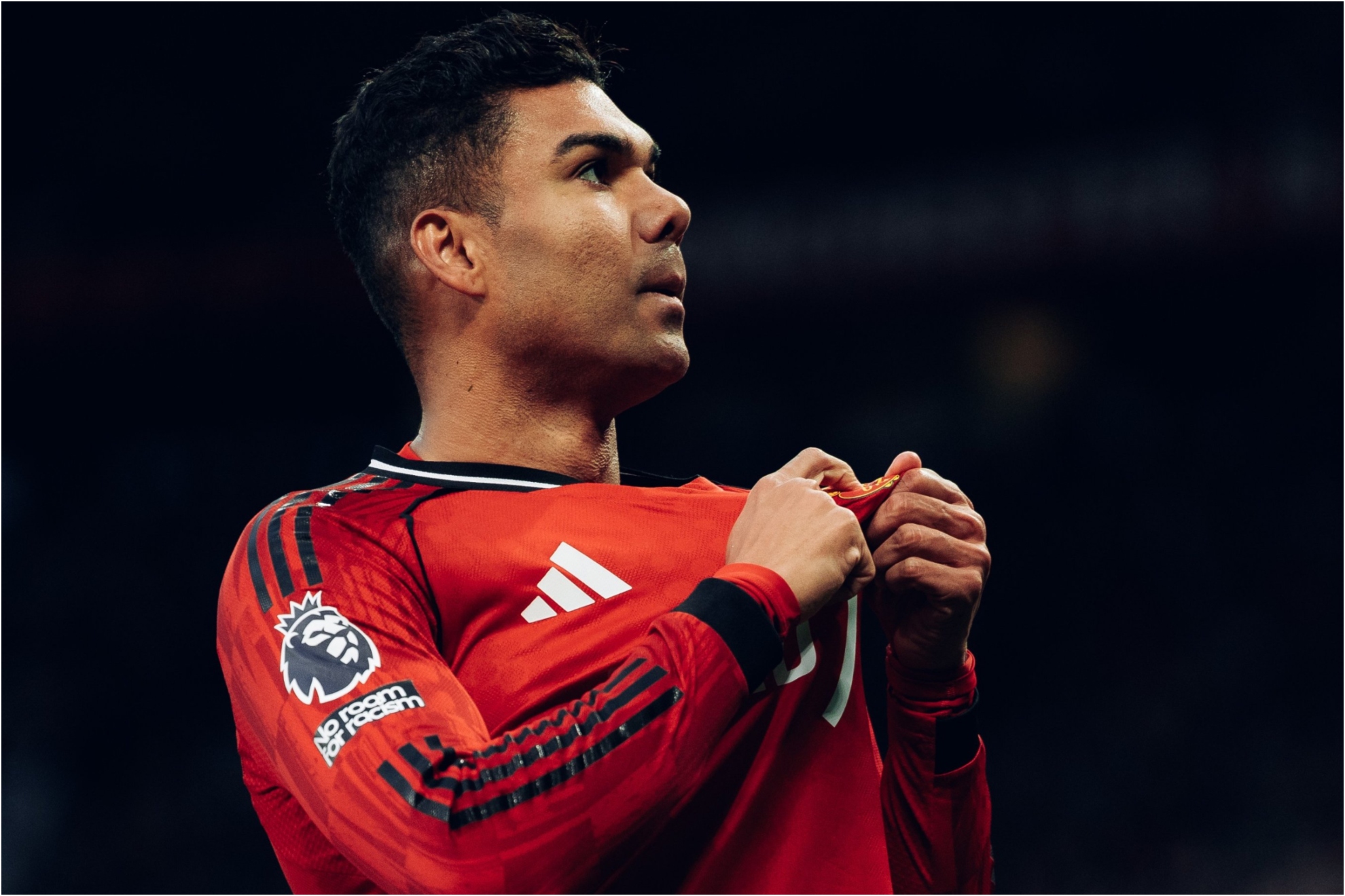 Casemiro muestra el escudo del Manchester United a Old Trafford.