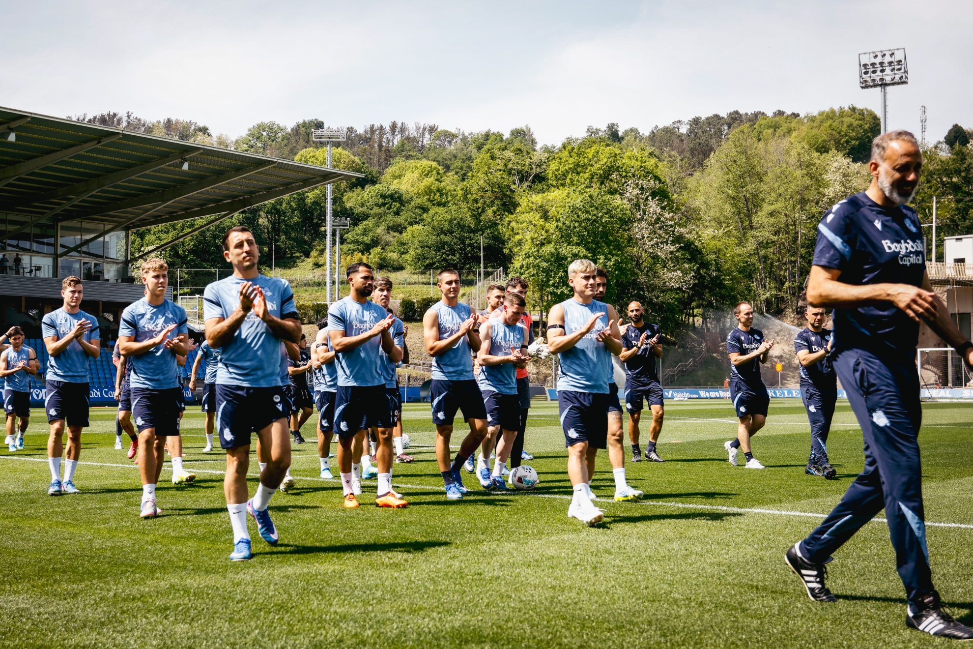 Matarazzo y sus futbolistas aplauden a unos trabajadores de la Real.