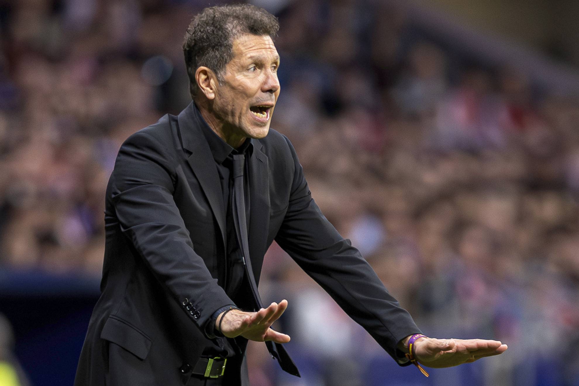 En Inglaterra acusan a Simeone de "juegos sucio" con el césped: "Es un fastidio"