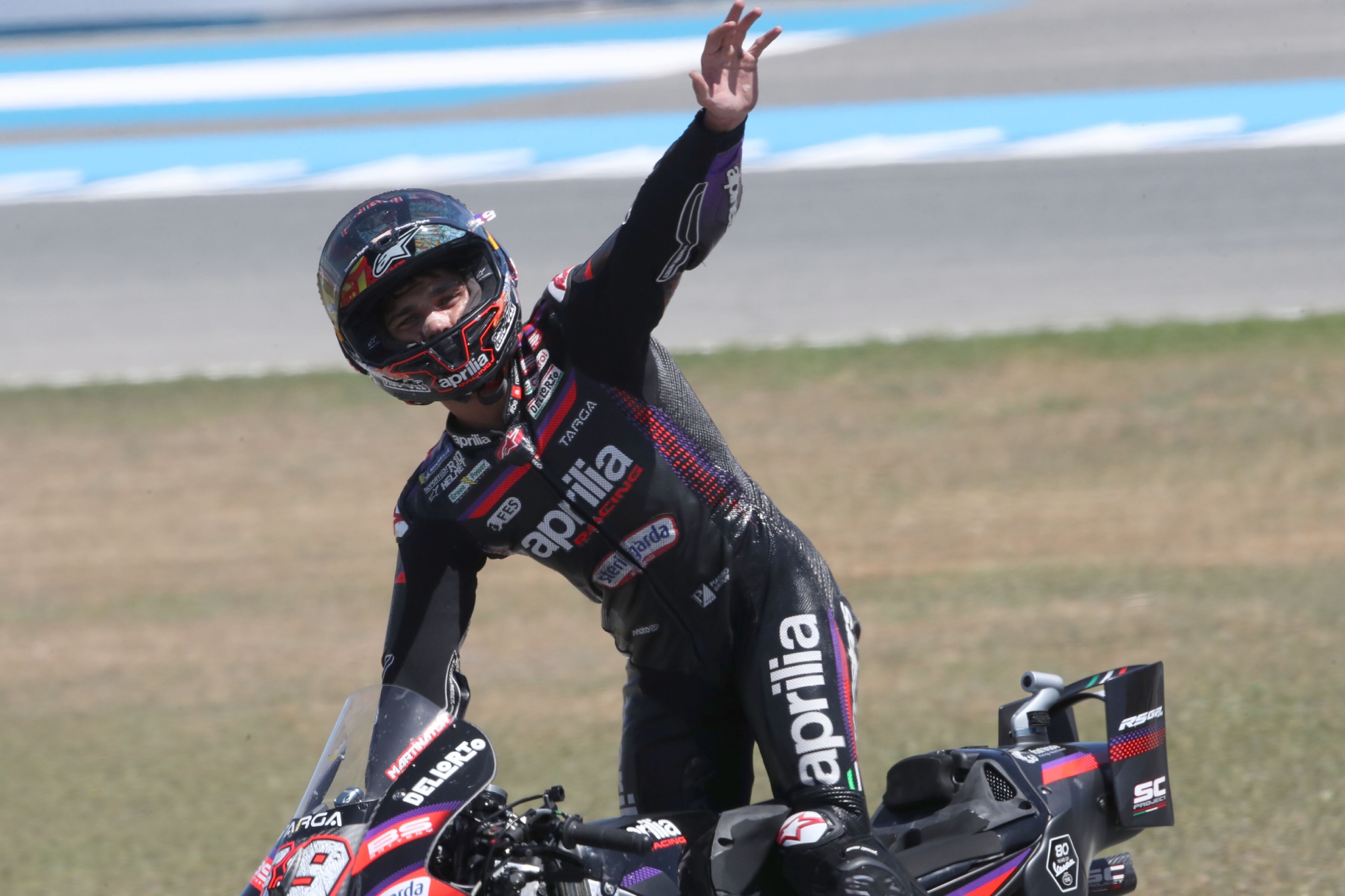 Jorge Martín saluda en Jerez.