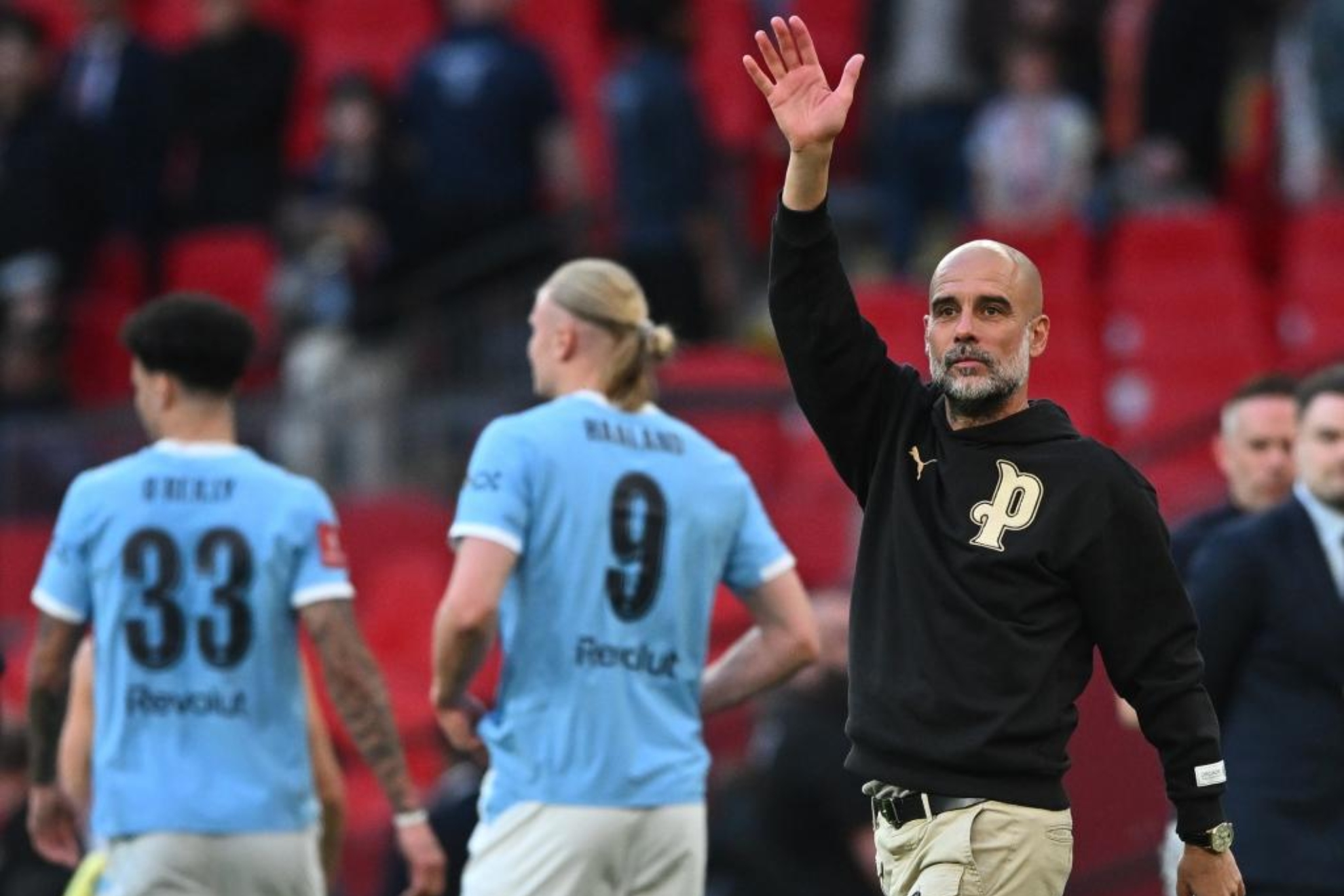 Pep Guardiola saluda a los aficionados del Manchester City.