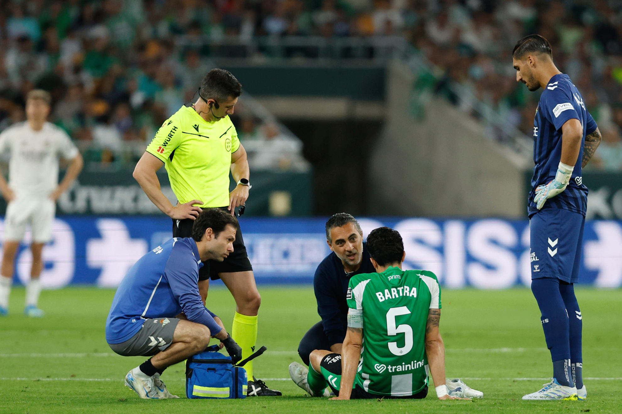Bartra, atendido tras lesionarse el pasado viernes