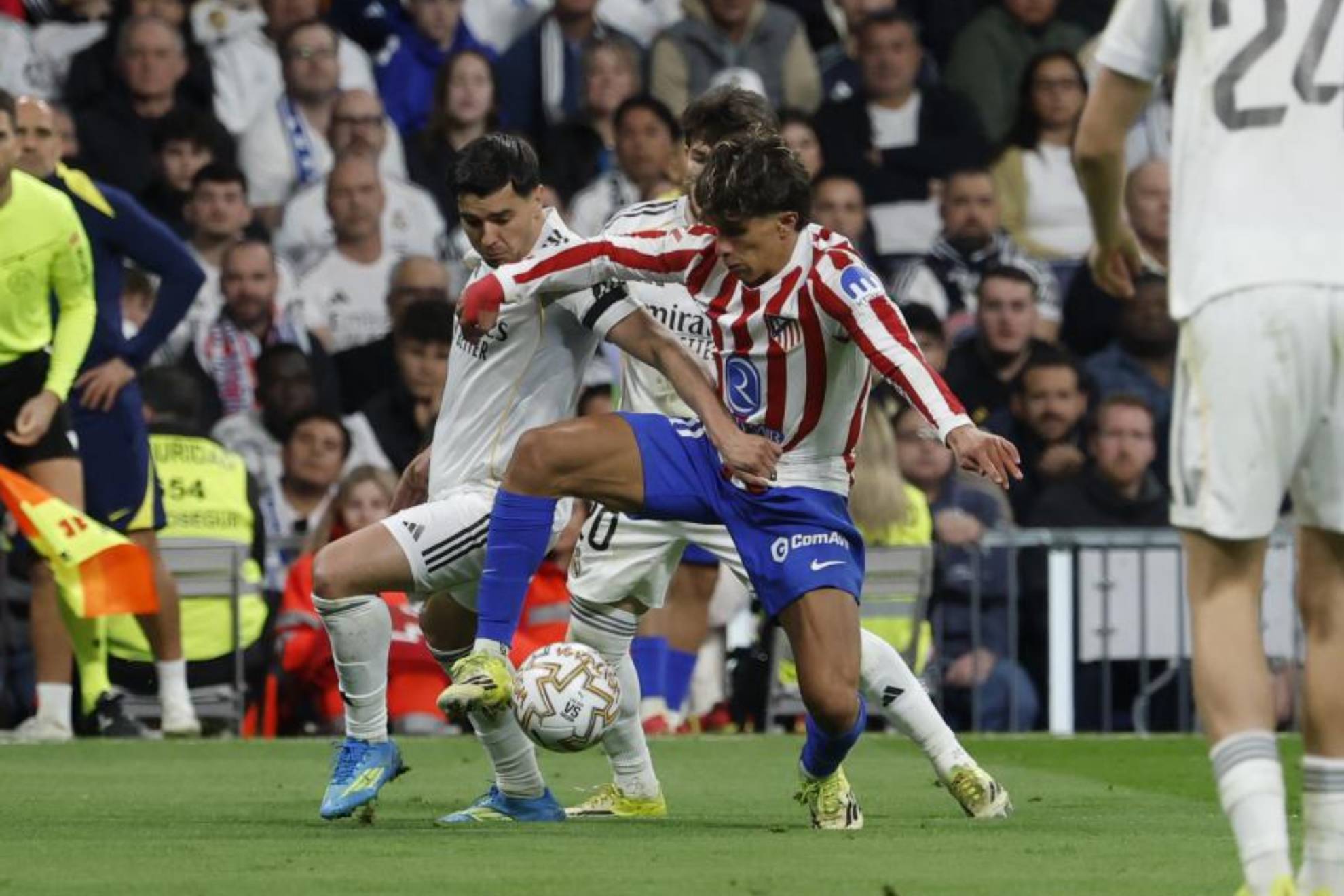 Brahim y Giuliano disputan un balón en el último derbi.