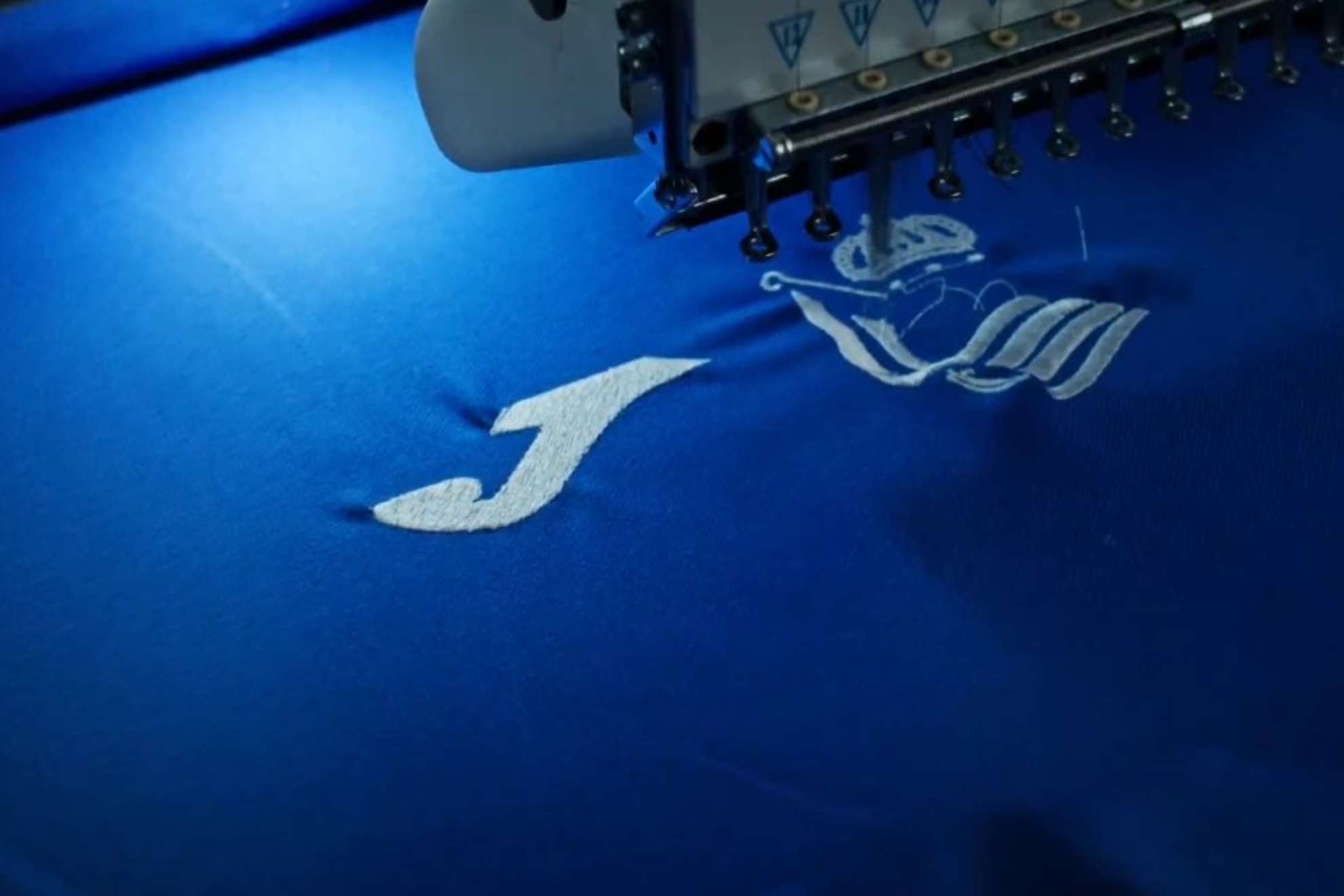 Imagen del anuncio promocional del acuerdo de la Real con la marca Joma.