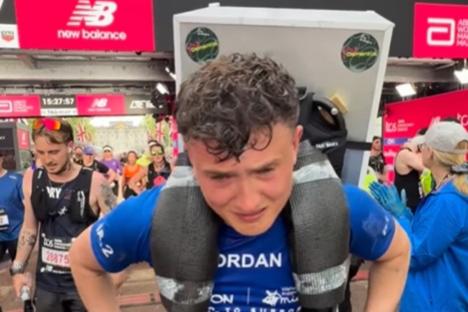 Jordan Thomas, al llegar a la meta del maratón de Londres.