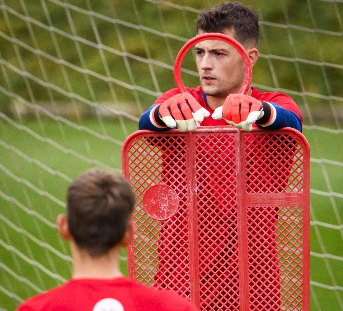 Agirrezabala se recupera de una lesión de menisco durante su cesión al Valencia.