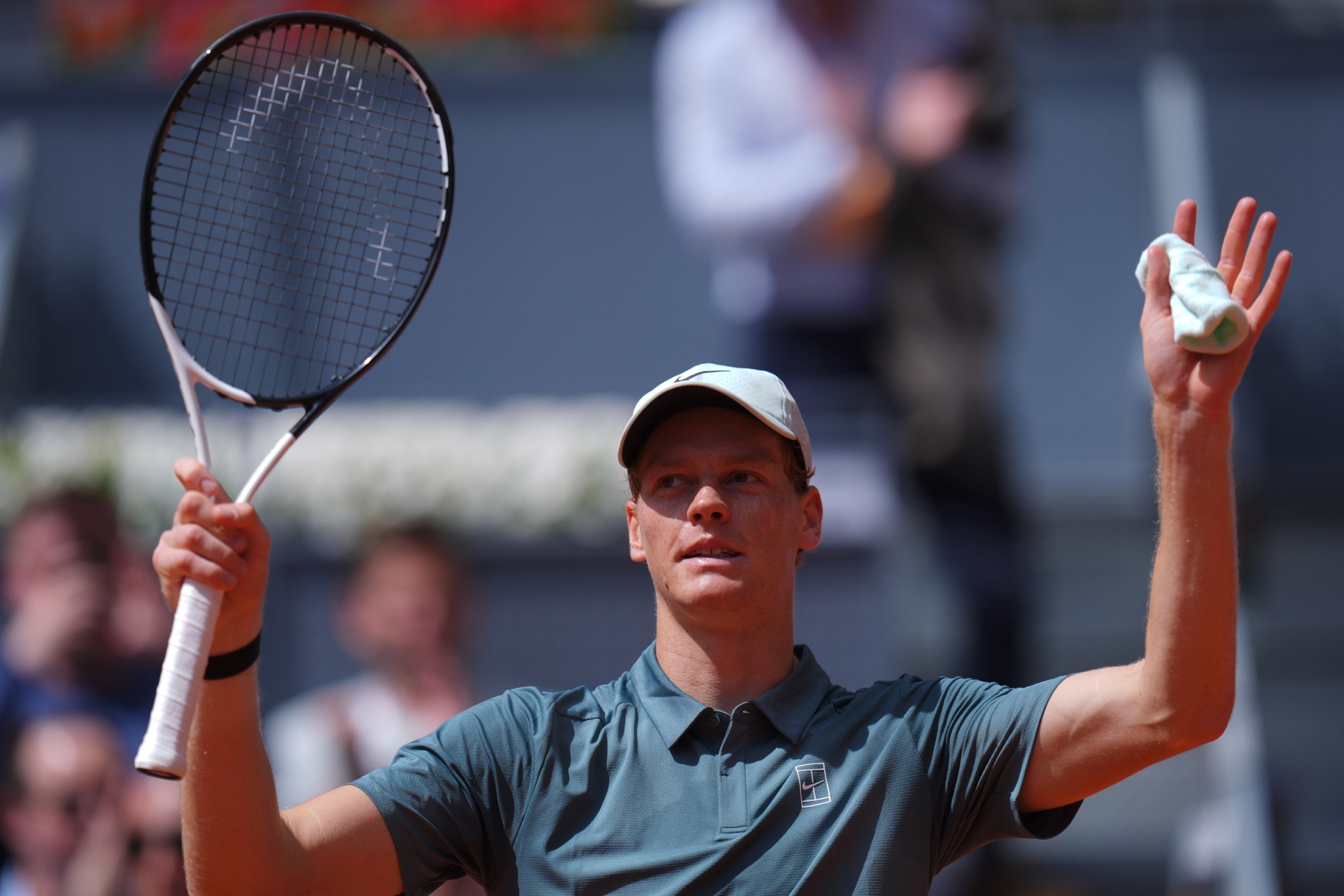 Sinner saluda a la grada.