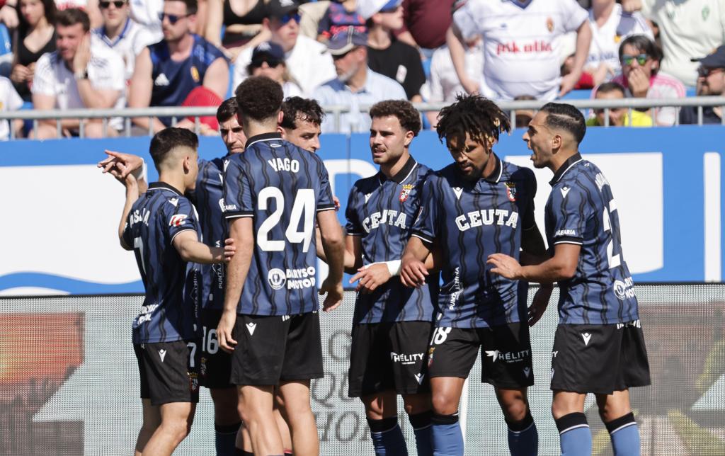 Los jugadores del Ceuta celebran un gol.