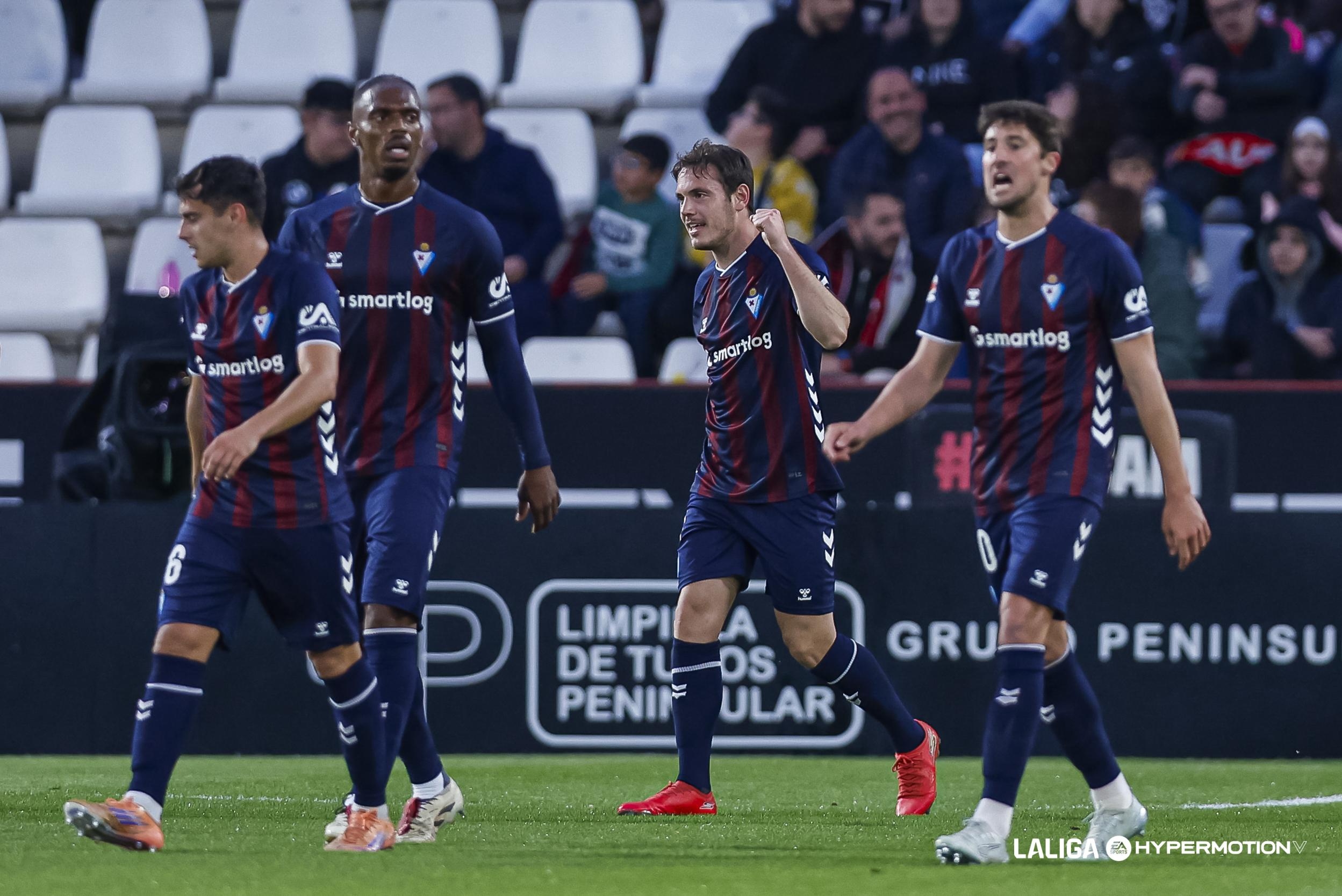 Jon Bautista celebra un gol con el Eibar.