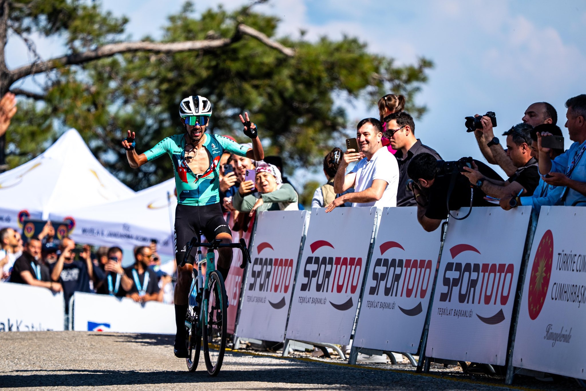 Iván Ramiro Sosa celebra su triunfo en meta.