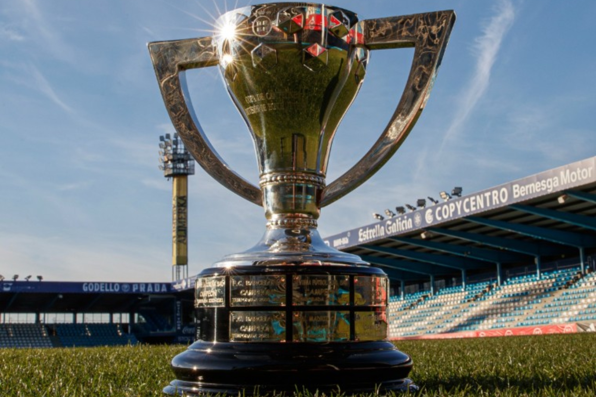 El trofeo de la Copa de Campeones juvenil.