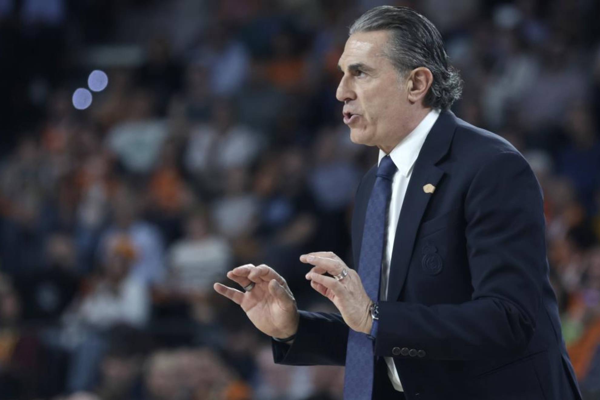 Scariolo da instrucciones en el último partido del Madrid.