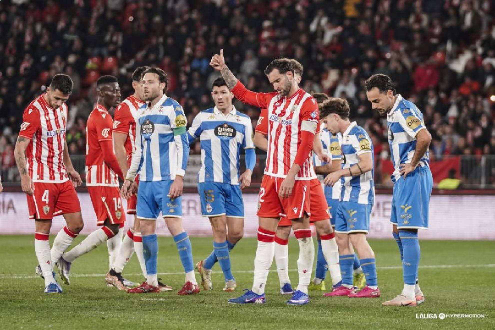 Leo Baptistao levanta el pulgar en el Almería 1-2 Dépor