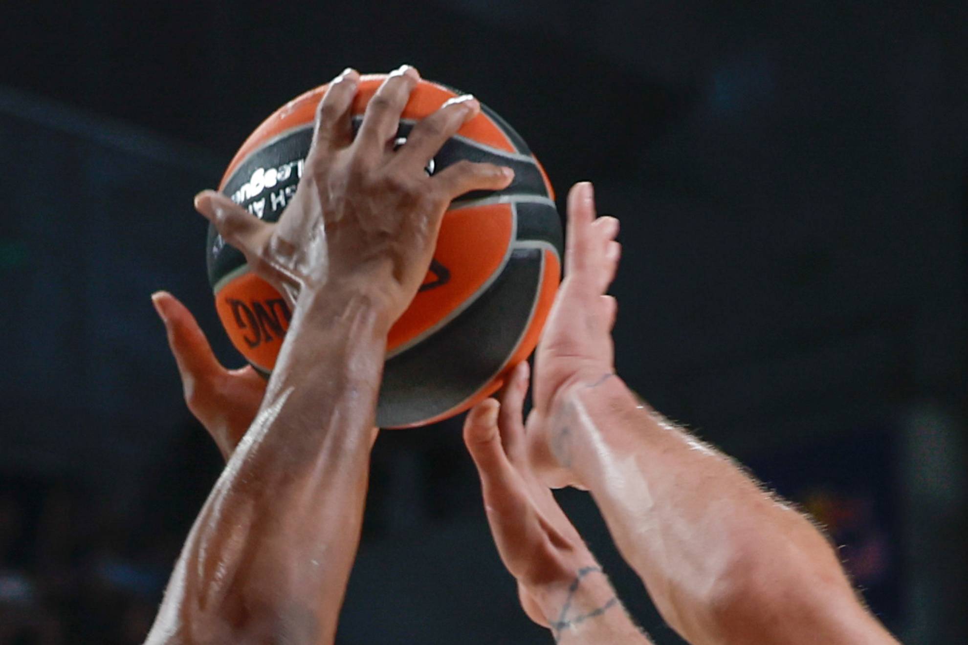 Varios jugadores luchan por un rebote en un partido de la Euroliga.