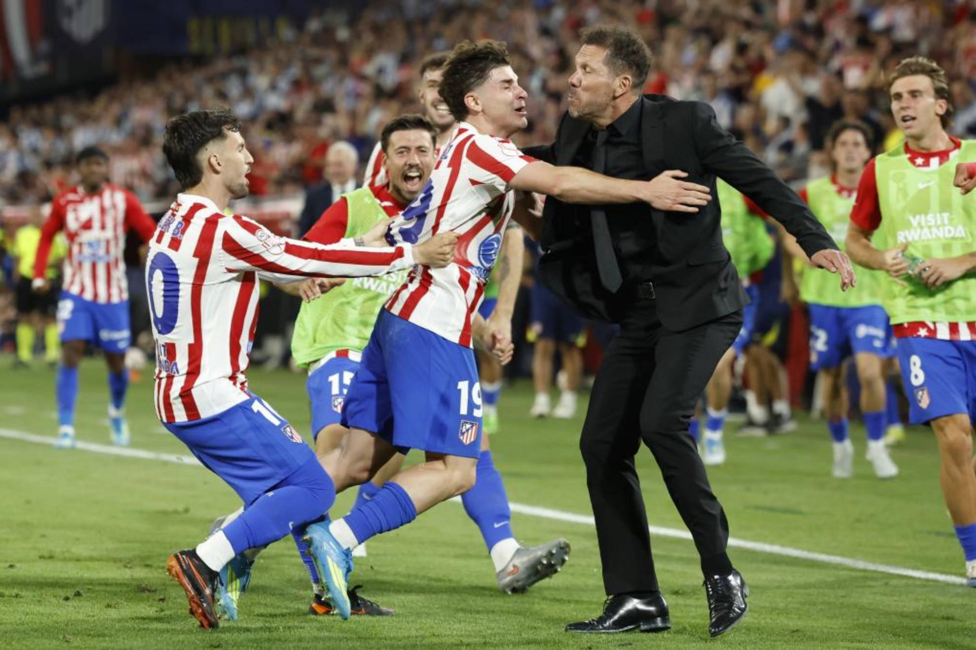 Atlético de Madrid forward Julián Álvarez (c) celebrates his goal with Diego Simeone