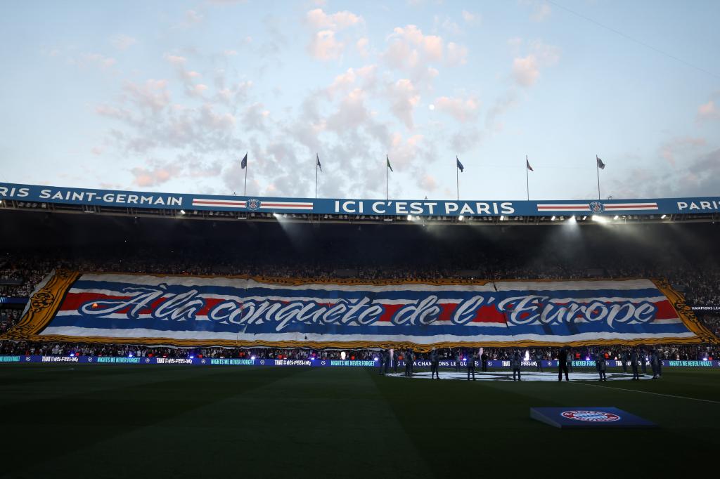 PARIS (France), 28/04/2026.- Supporters of PSG display a tifo ahead of the UEFA Champions League semi-final match between Paris Saint-Germain and Bayern Munich in Paris, France 28 April 2026. (Liga de Campeones, Francia) EFE/EPA/MOHAMMED BADRA
