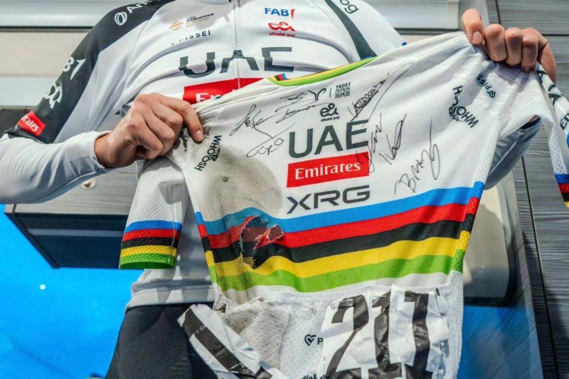 Pogacar, con el maillot roto.