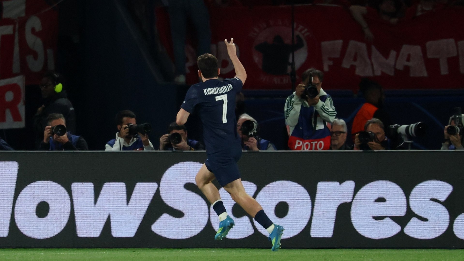 El jugador georgiano anotó el 1-1 y el 4-2 de su equipo