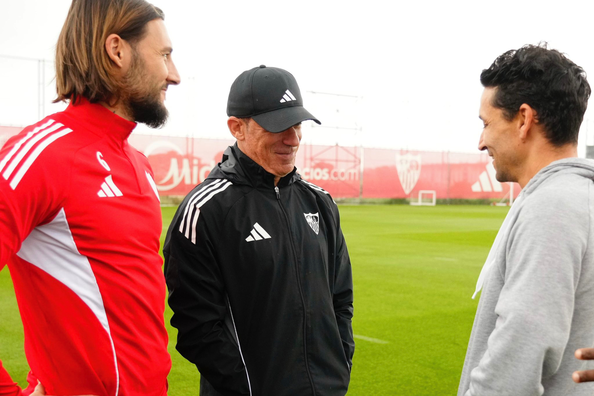 Gudelj, García Plaza y Navas conversan antes del entrenamiento.