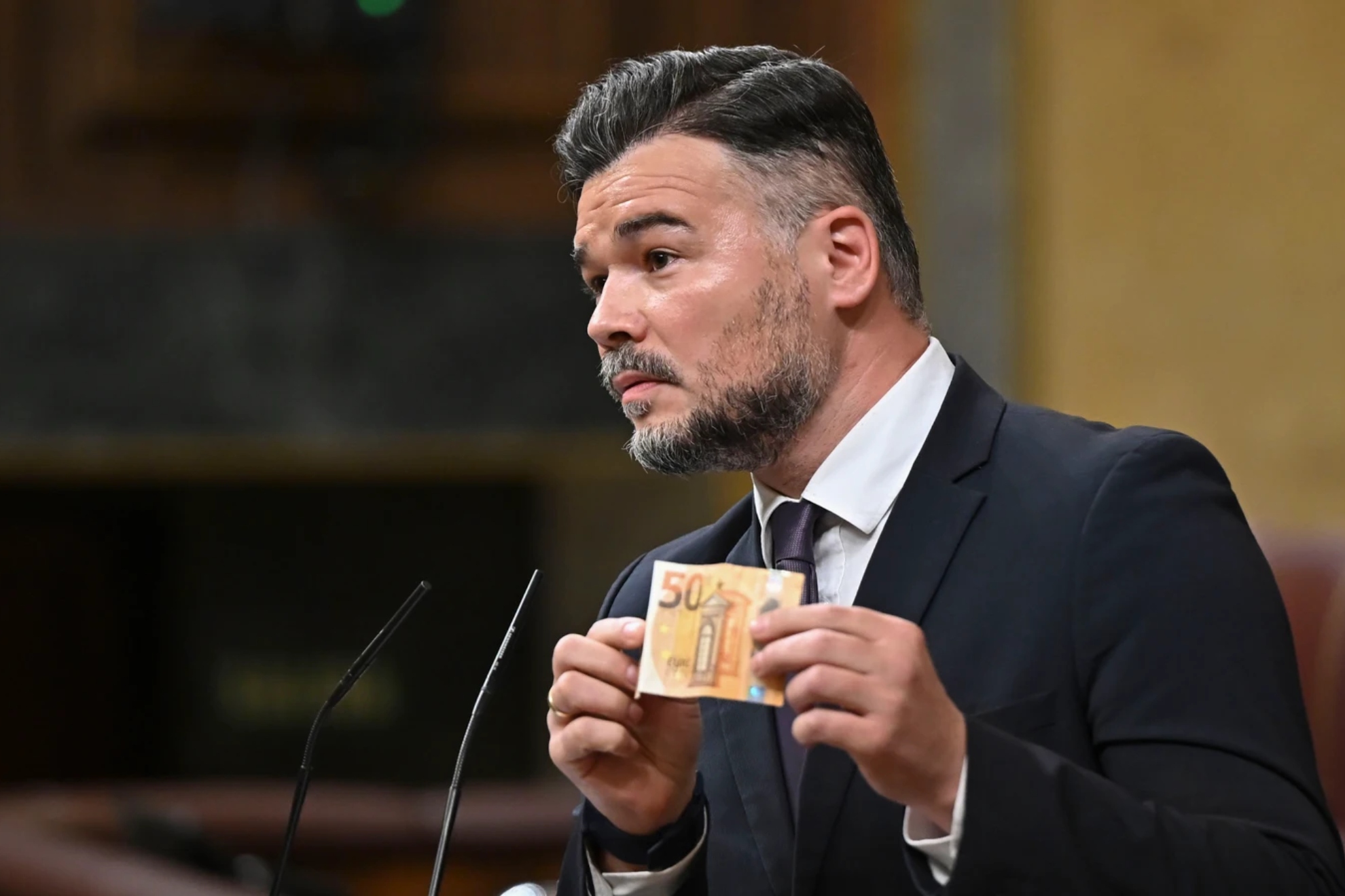 Gabriel Rufián muestra el billete de 50 euros en el Congreso.
