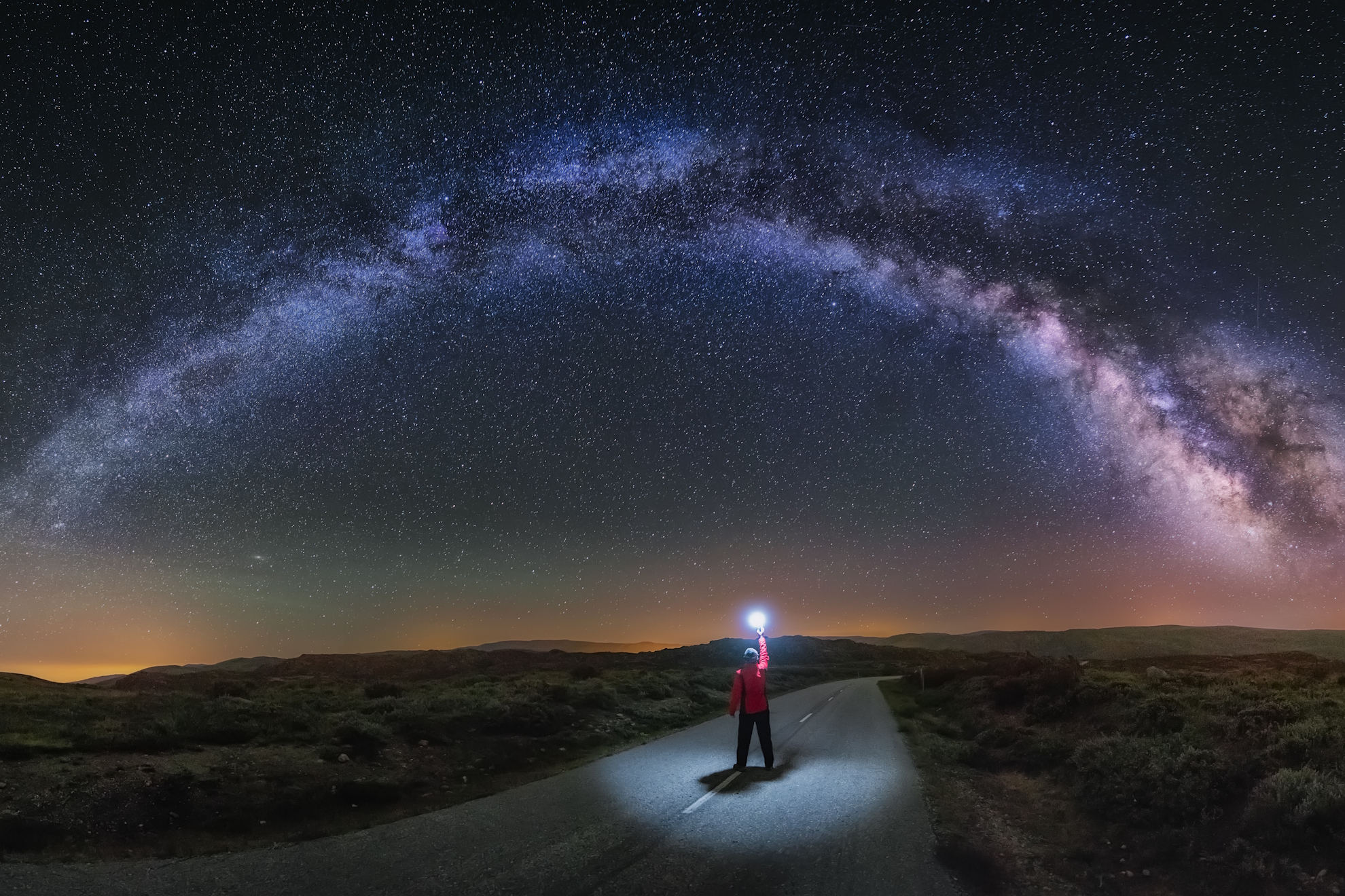Un hombre observa el espacio.