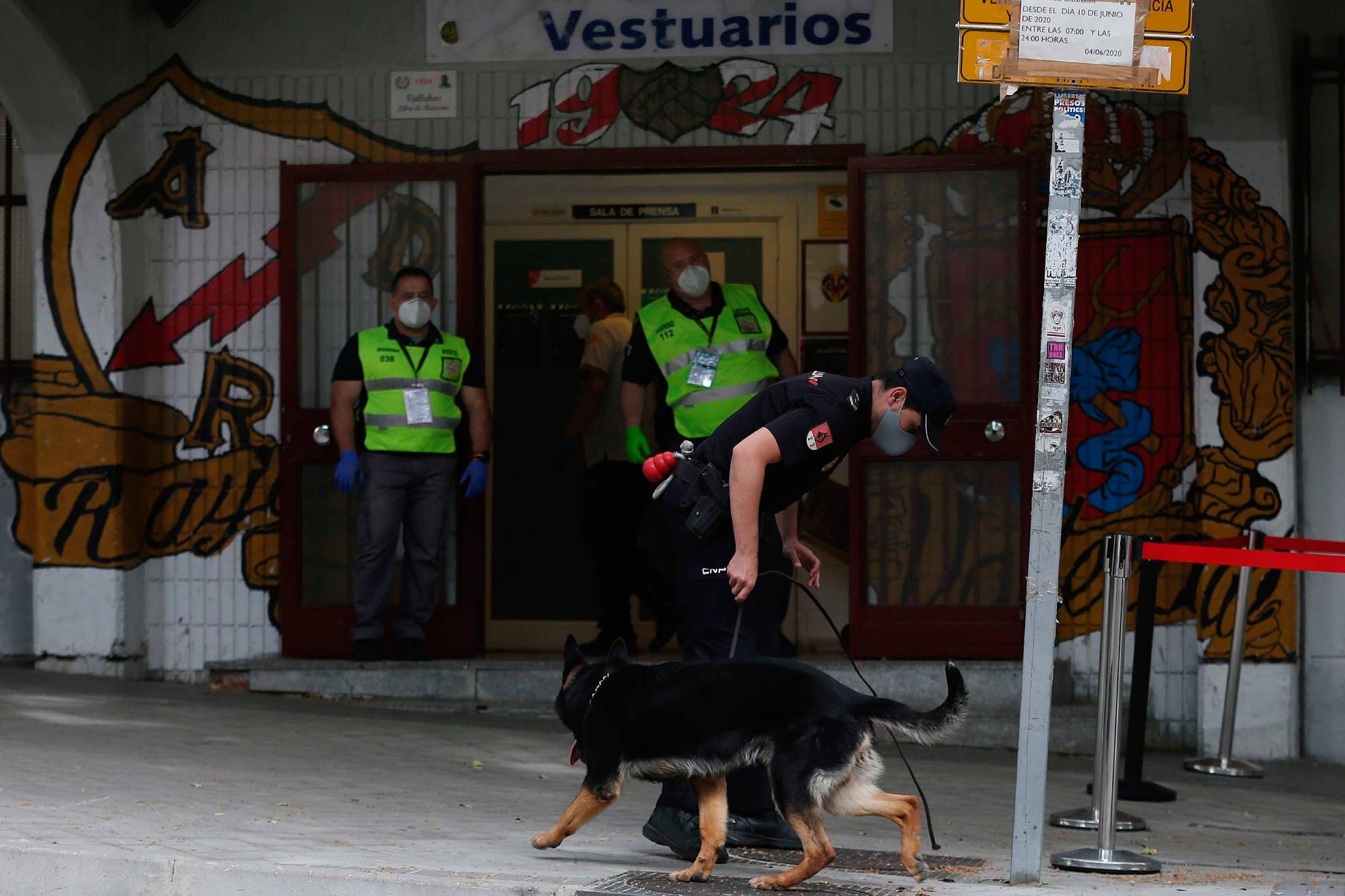 Actuación policial en el Estadio de Vallecas.
