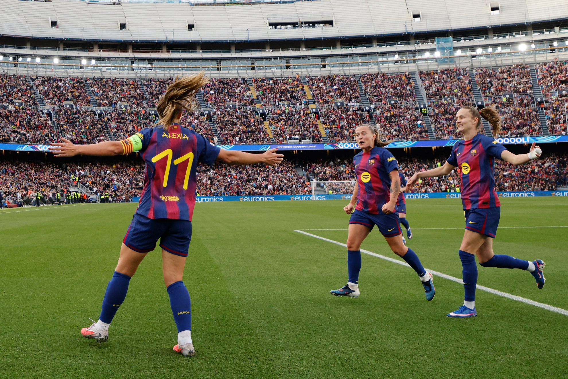 Alexia Putellas celebra un gol ante el Real Madrid en el Camp Nou.