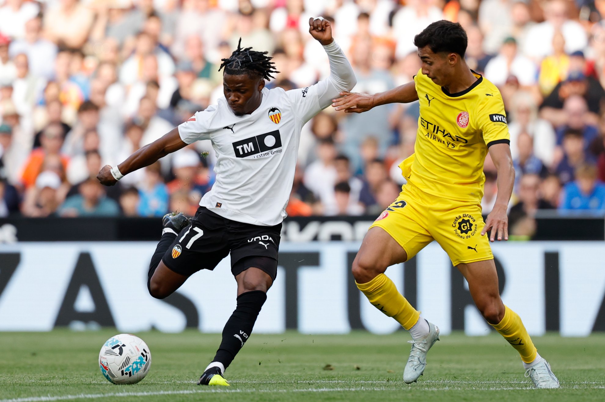 Ramazani disputa un balón con Vitor Reis.