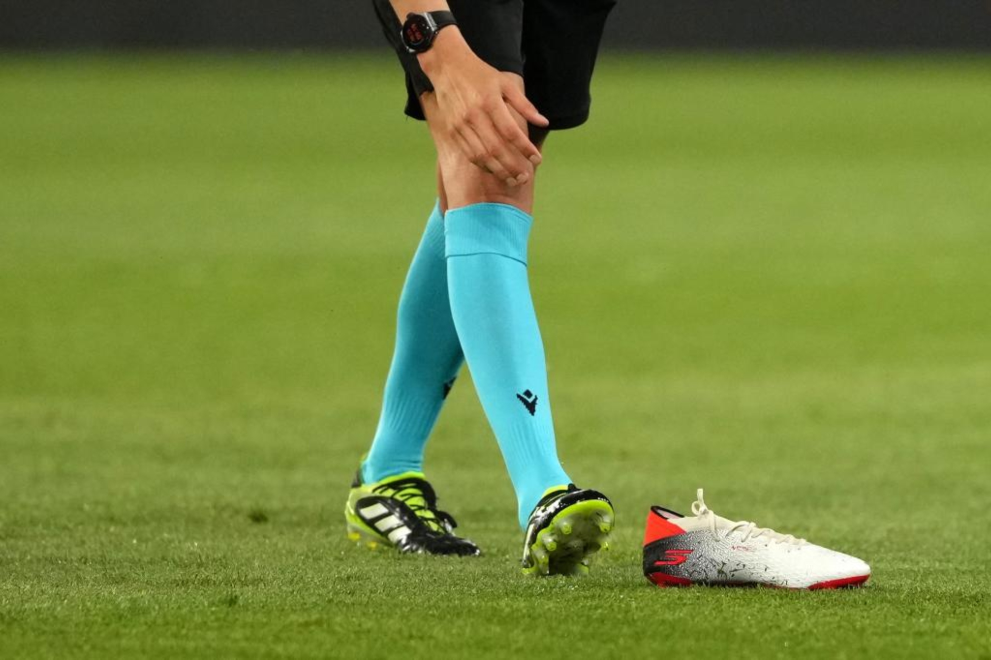 Un árbitro camina sobre el terreno de juego.