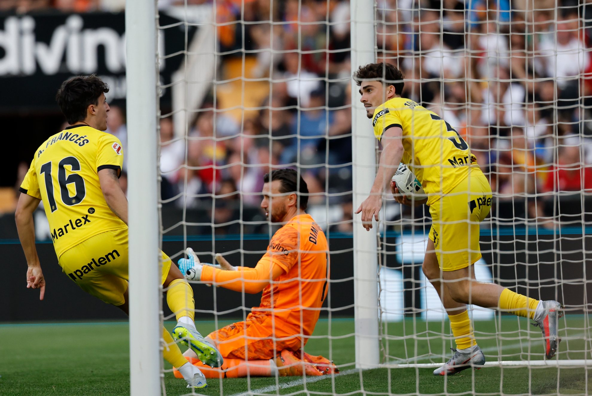 Dimitrievski lamenta el gol marcado por Joel Roca a pase de Alejandro Francés, ambos en imagen.