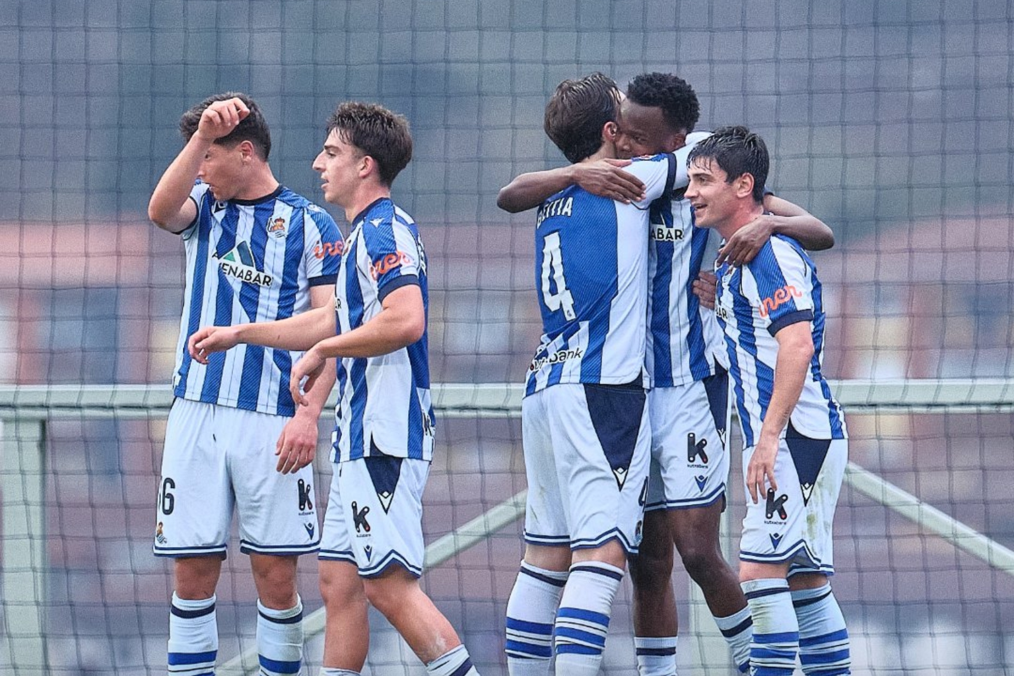 Job Ochieng recibe el abrazo de Luken Beitia, tras marcar un gol al Castellón.