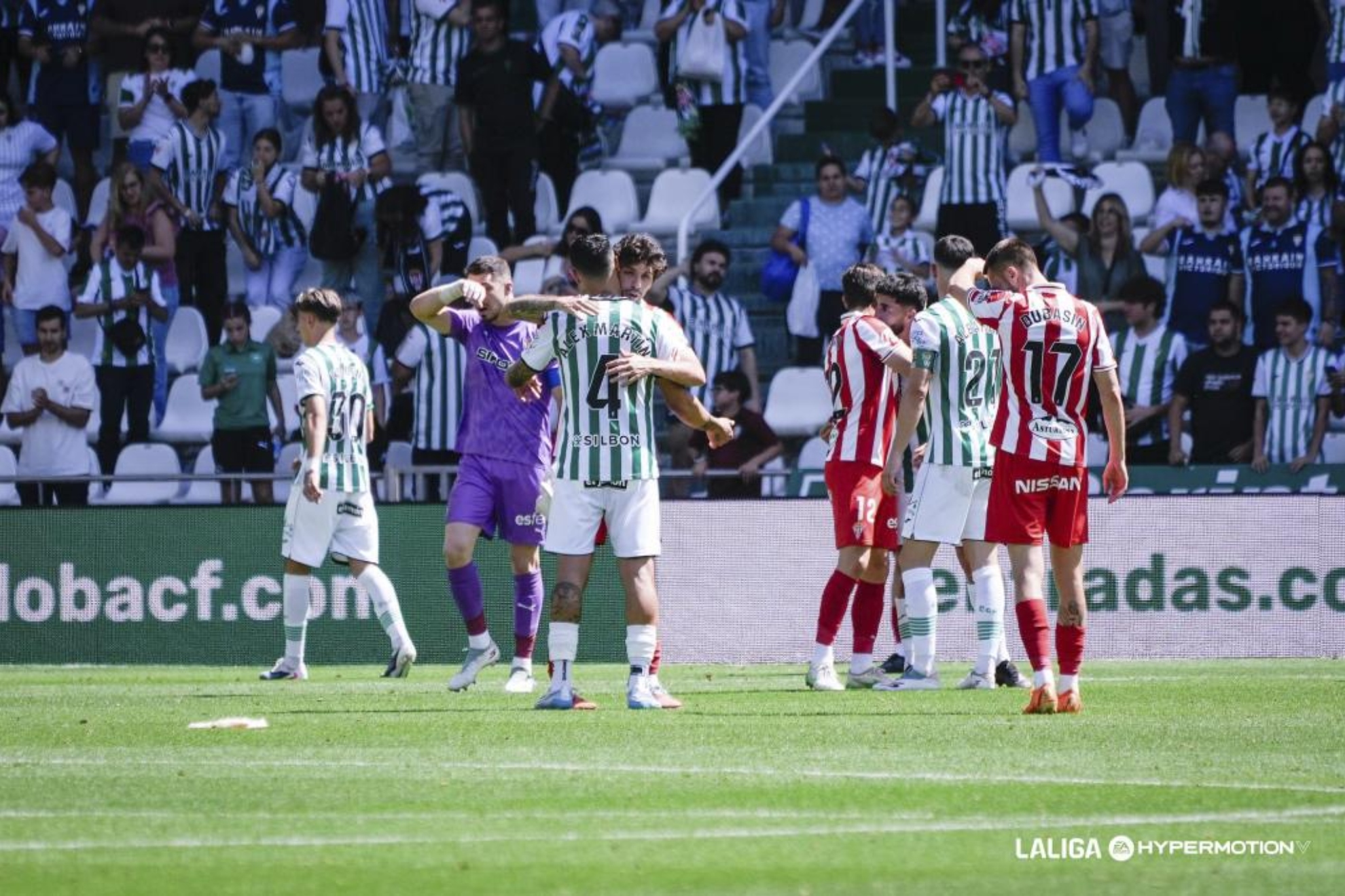 Los jugadores del Sporting, al final del encuentro ante el Córdoba.