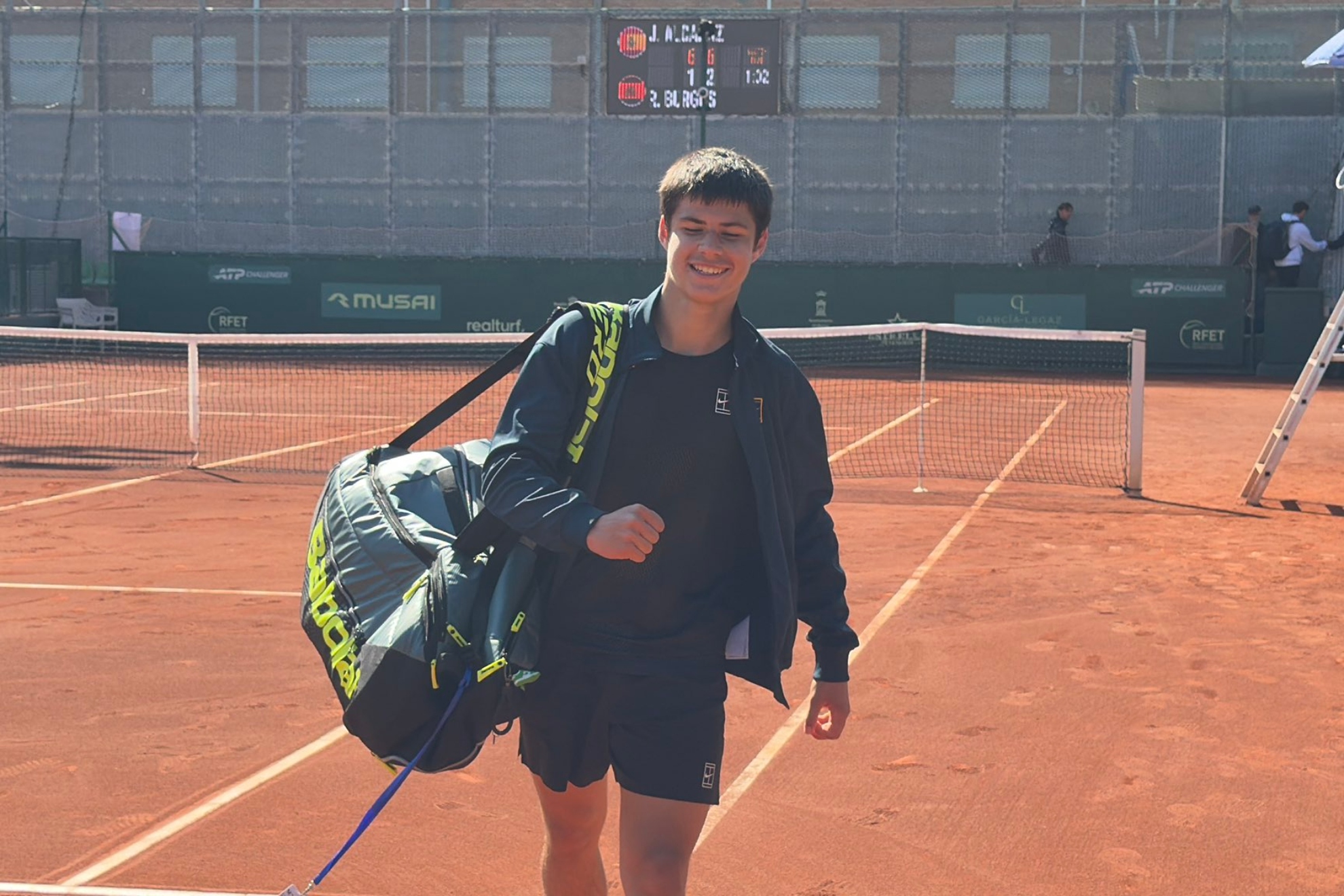 Jaime Alcaraz sale de un partido.