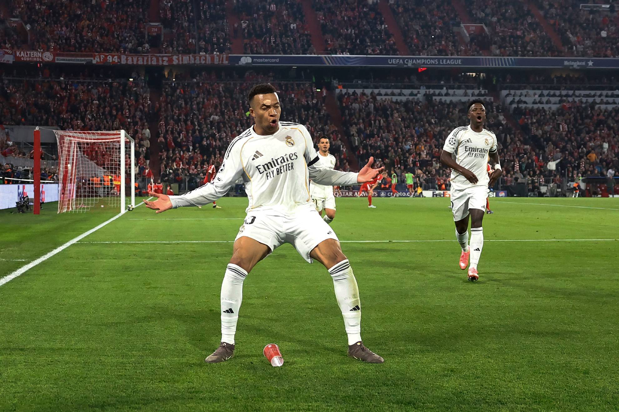Mbappé celebra un tanto frente al Bayern en el Allianz Arena.