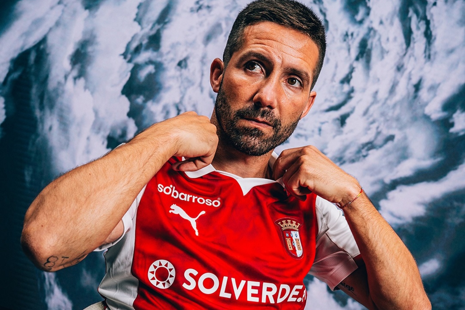 Joao Moutinho posa con la camiseta del Braga.