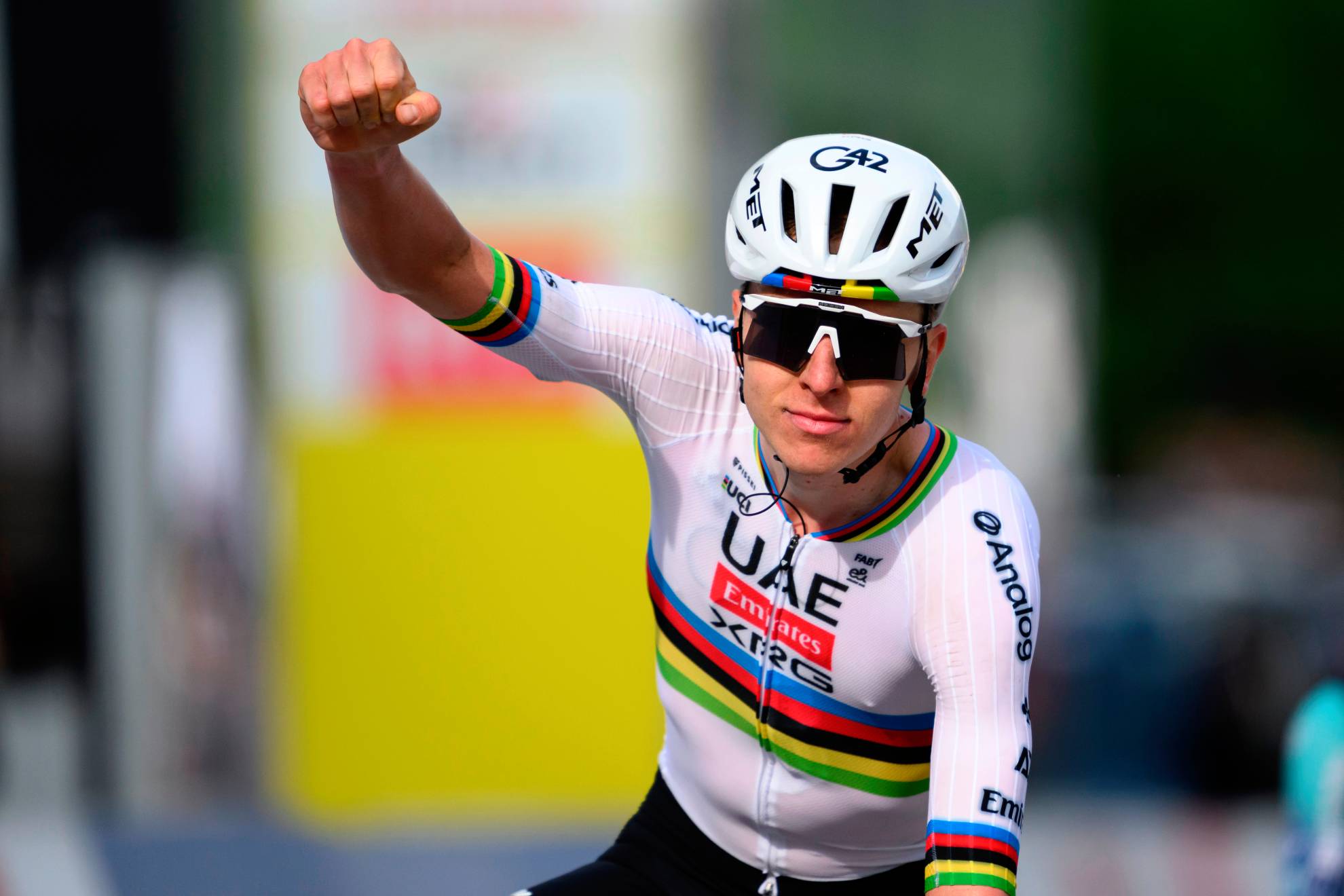 Tadej Pogacar celebra la victoria.