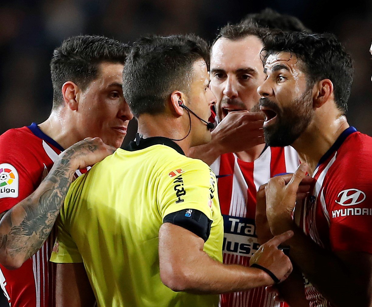 Diego Costa protesta contra Gil Manzano.