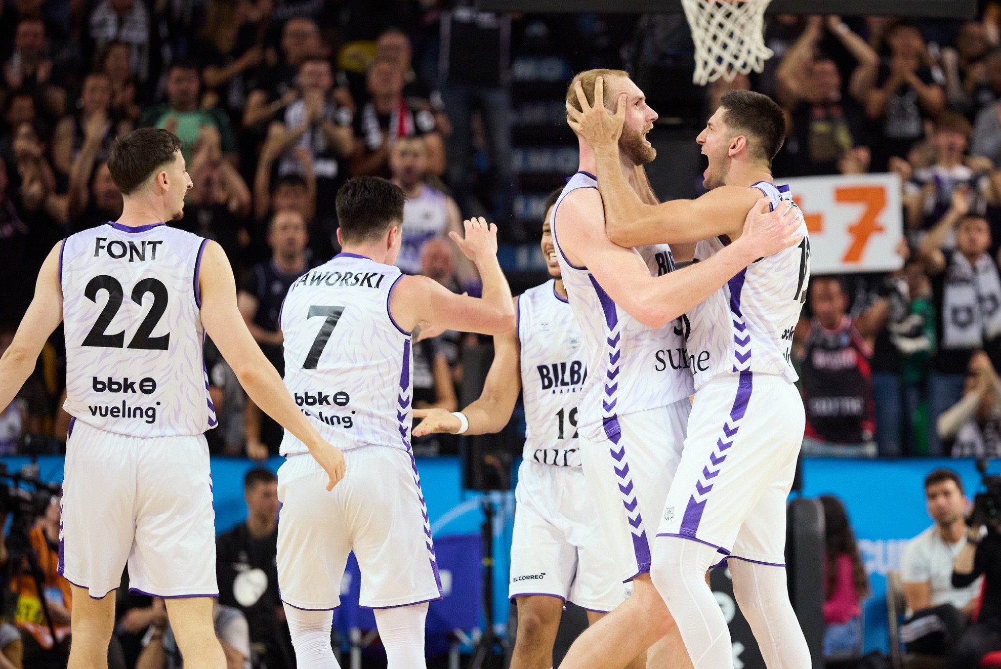 Los jugadores de Surne Bilbao remontaron a PAOK para ser campeones.