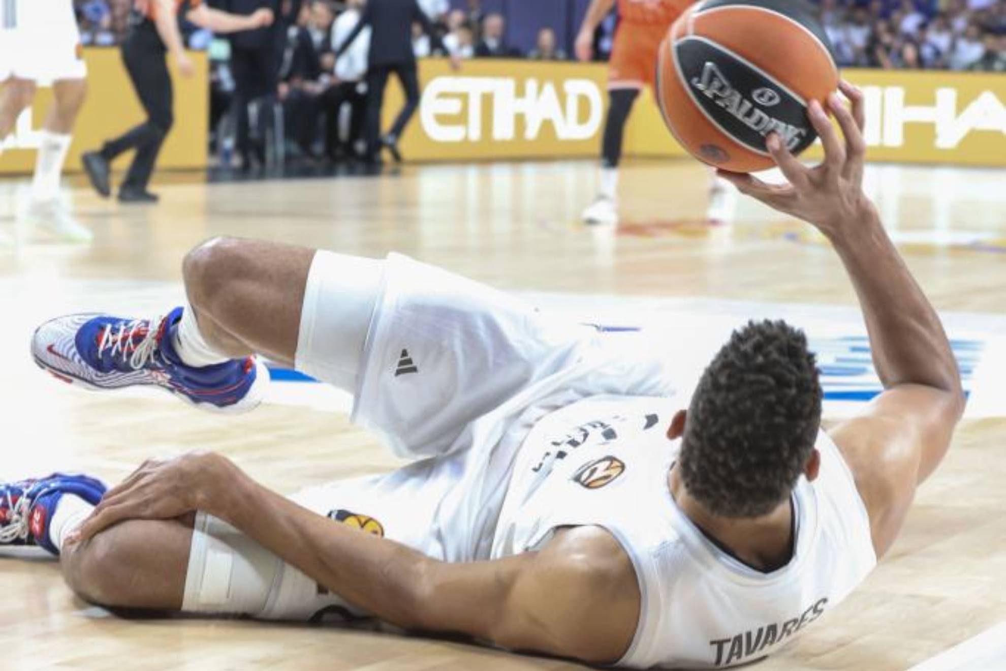 Walter Tavares, tirado en el suelo en la acción en la que se lastimó la rodilla izquierda.