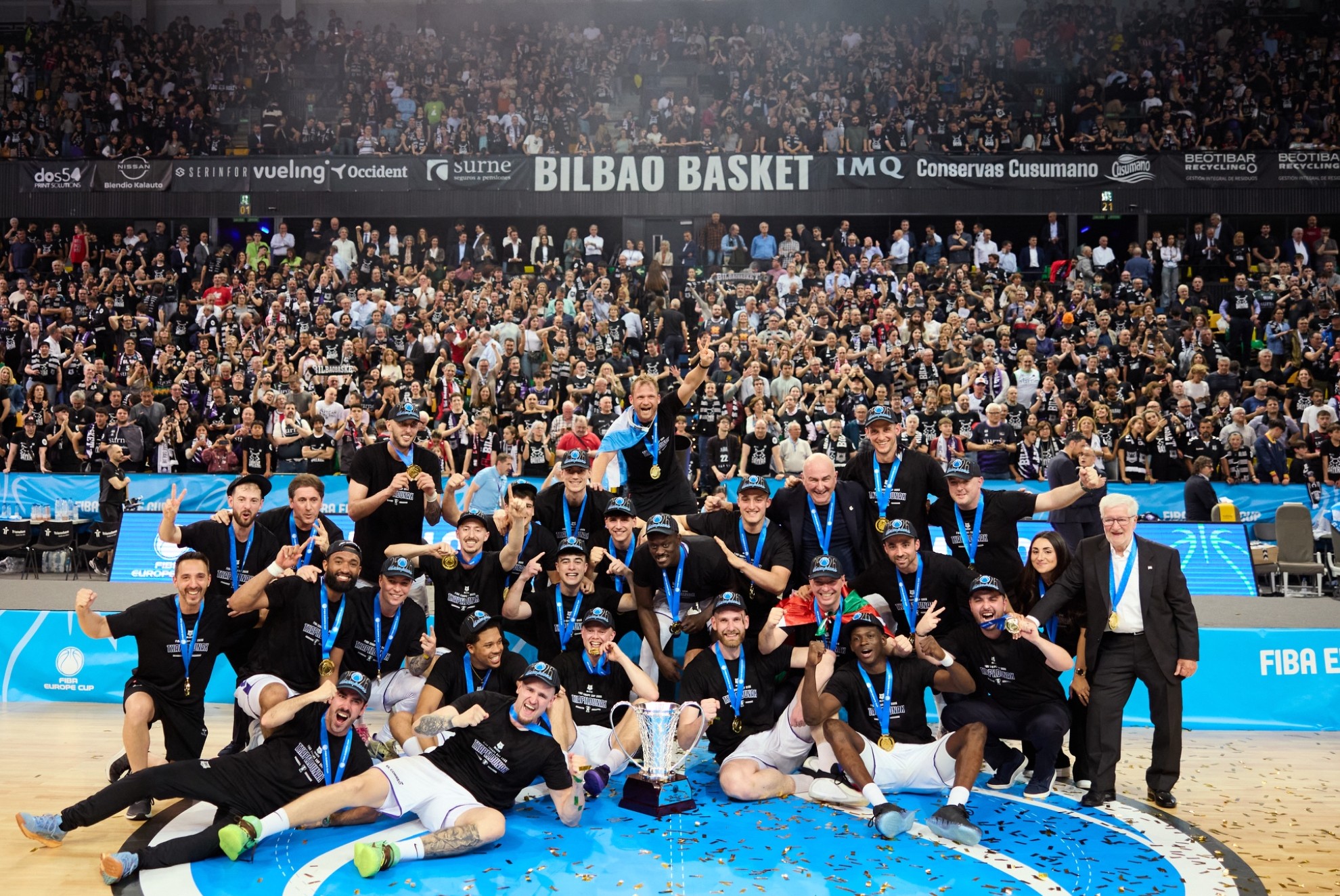 Jugadores y técnicos de Surne Bilbao festejan el triunfo