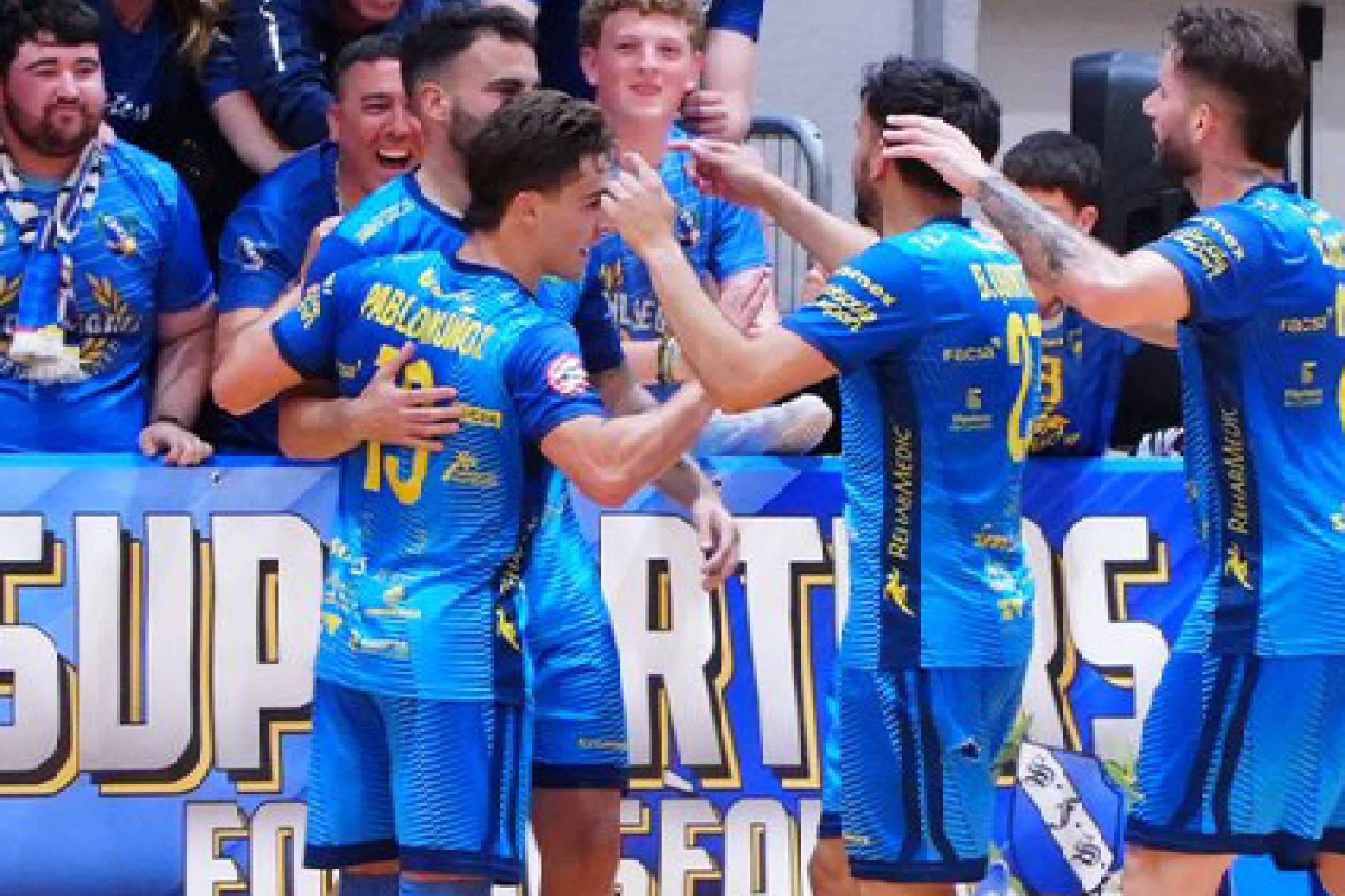 Servigroup Peñíscola celebra uno de los tres goles de Diego Quintela