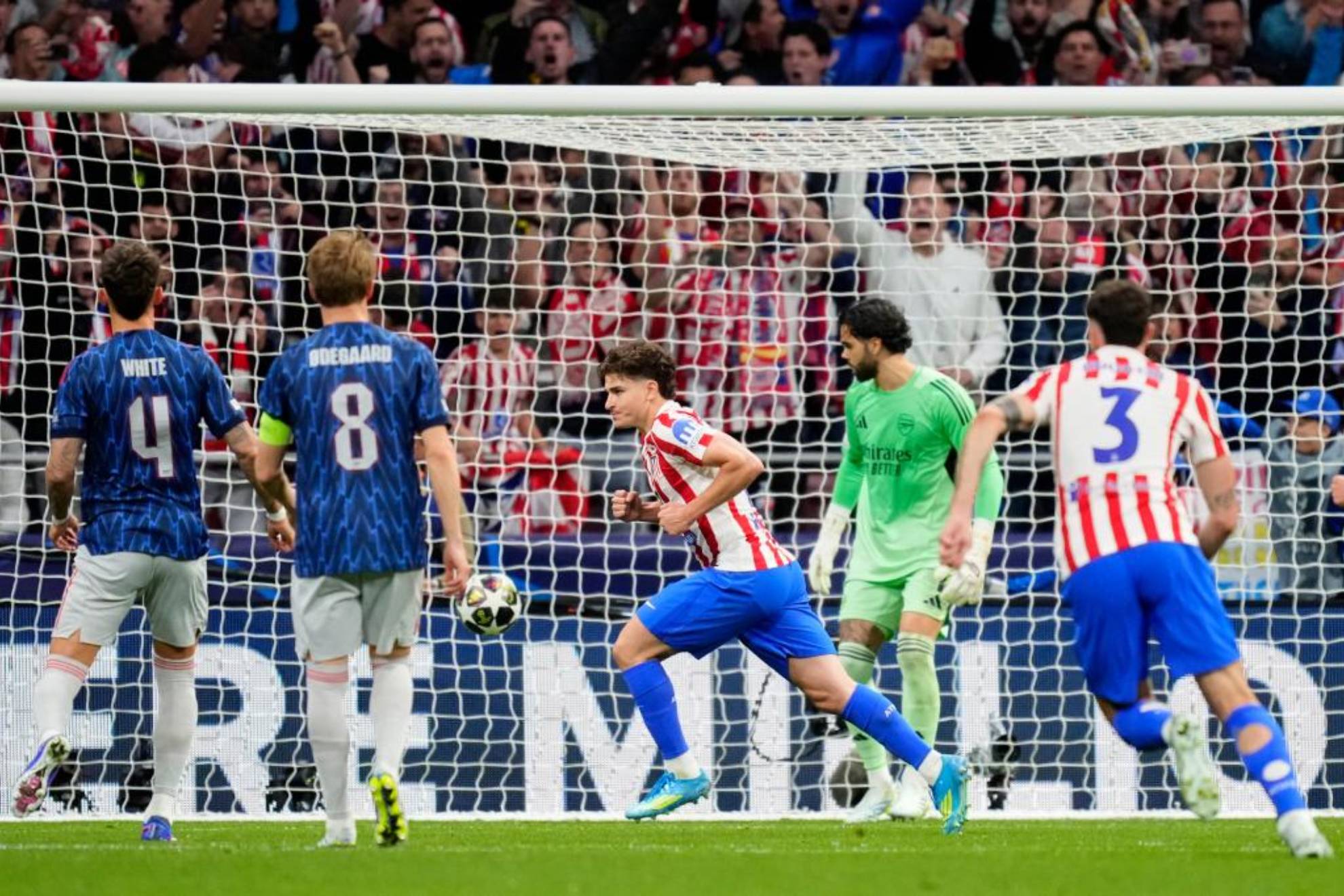 Julián celebra el gol del Atlético al Arsenal en la ida de las semifinales de Champions.