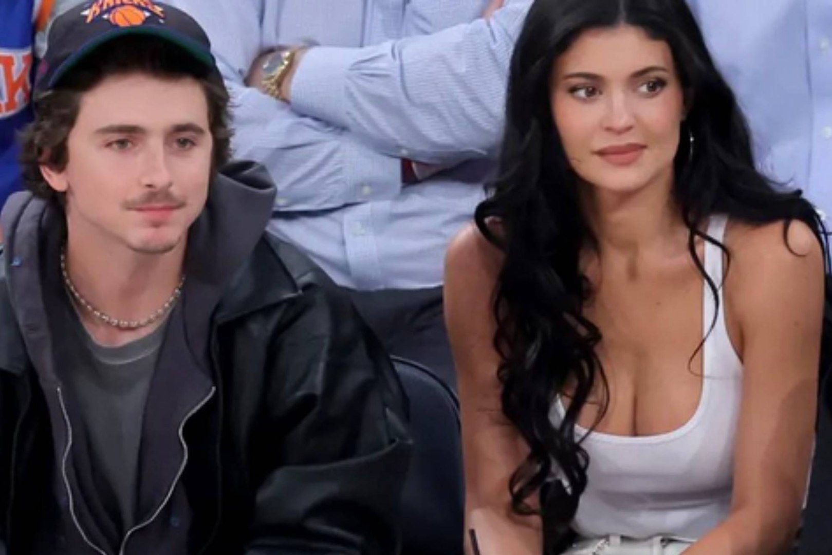 Los enamorados Timothée Chalamet y Kylie Jenner celebraron a pie de pista el triunfo de los Knicks ante los Hawks en los Playoffs NBA.