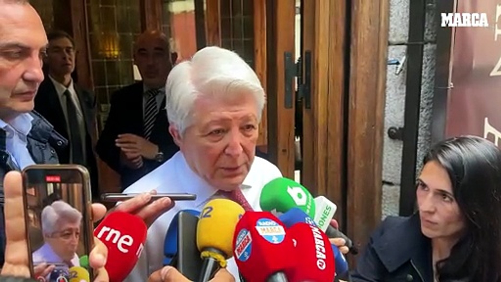 El presidente del Atlético atendió a los medios de comunicación en la comida de directivas en la previa del duelo ante el Arsenal