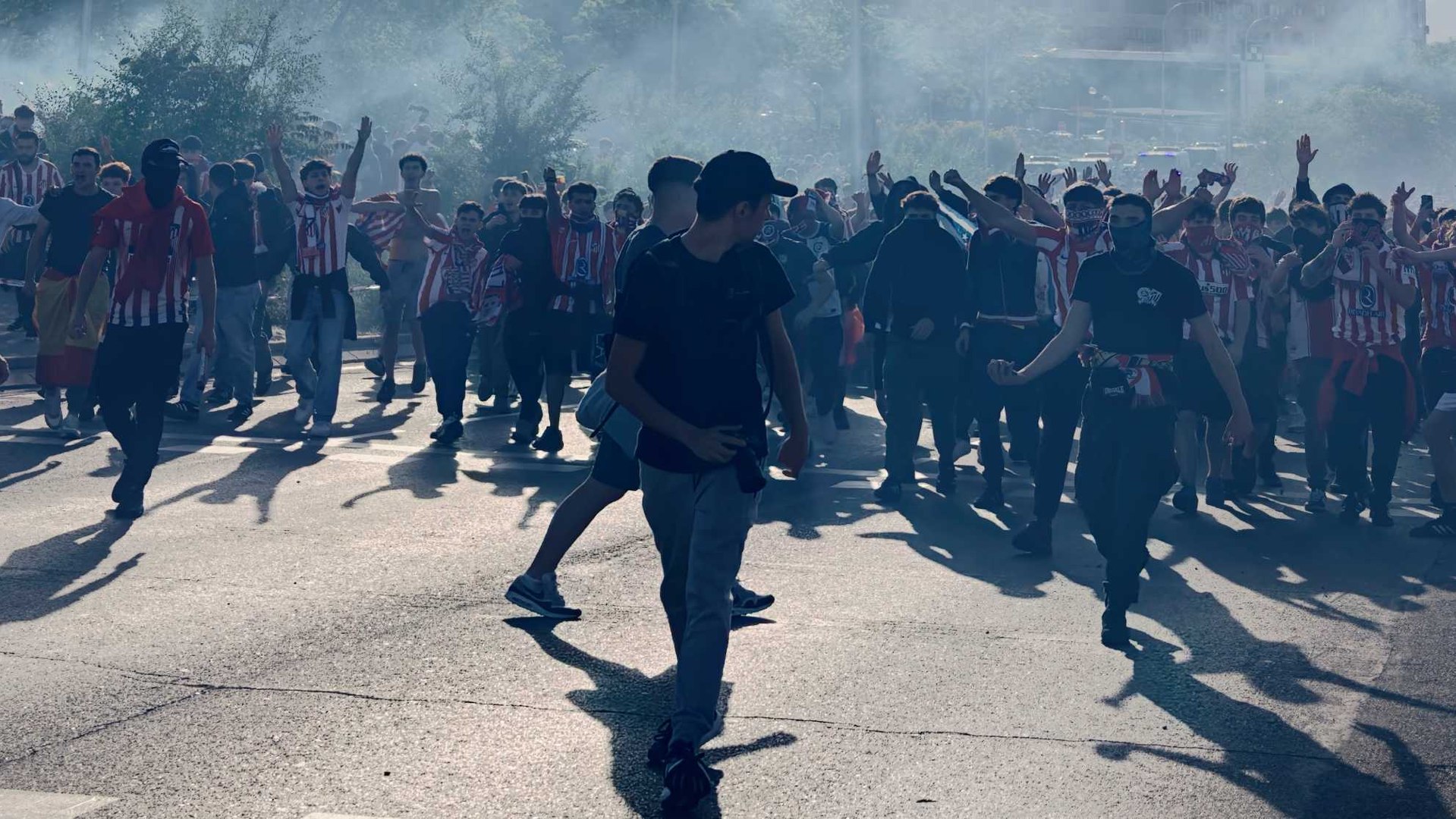 Cargas policiales, cánticos, bengalas y botes de humo entraron en escena.