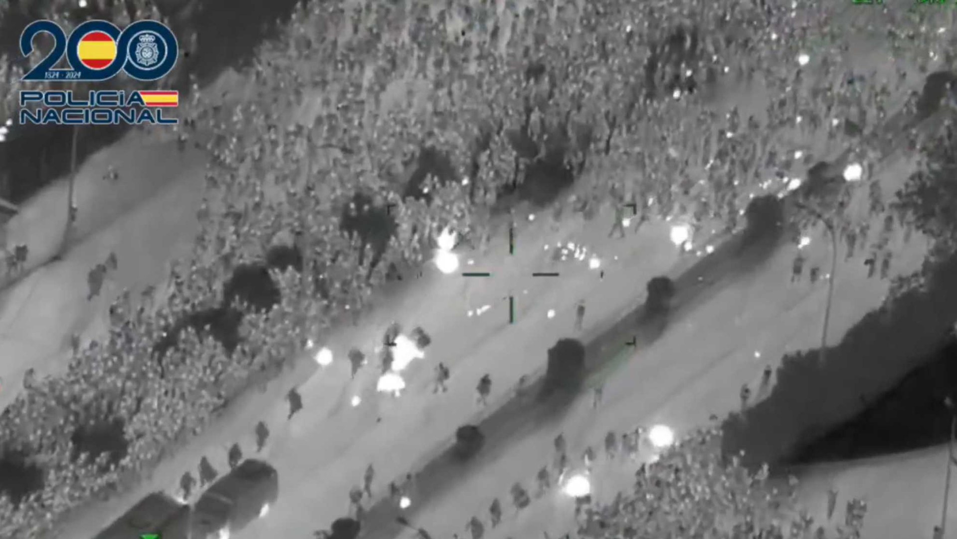 La cuenta oficial de la @policia compartió el momento en el que varios aficionados del Atlético de Madrid empiezan a lanzarles bengalas y se ven obligados a cargar.