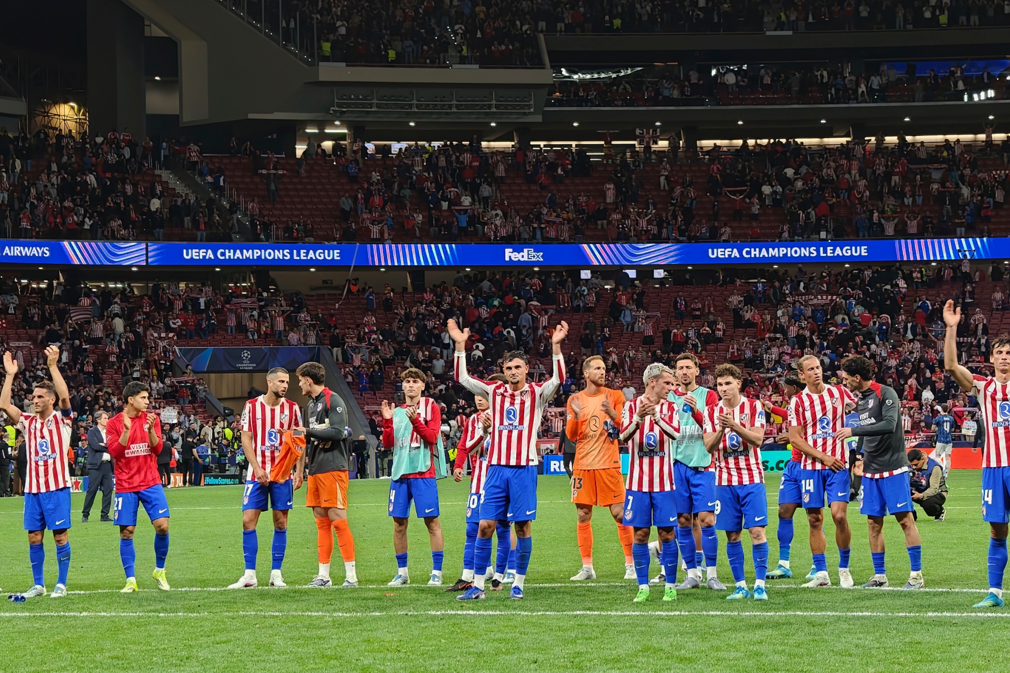LOS JUGADORES DEL ATLÉTICO AGRADECEN A LA AFICIÓN.
