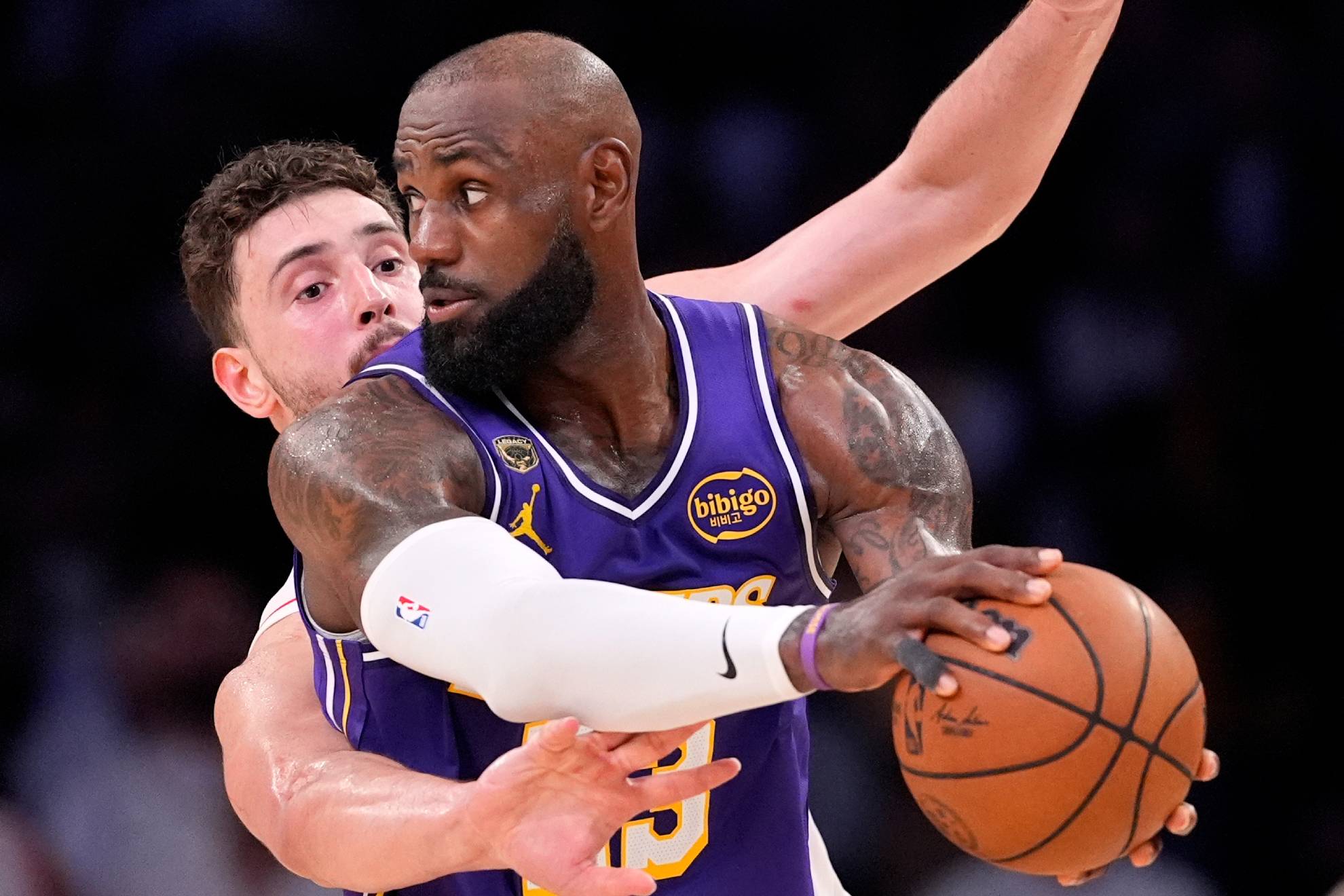 LeBron James sufre lo nunca visto en 18 años y los Lakers dejan vivos a los Rockets